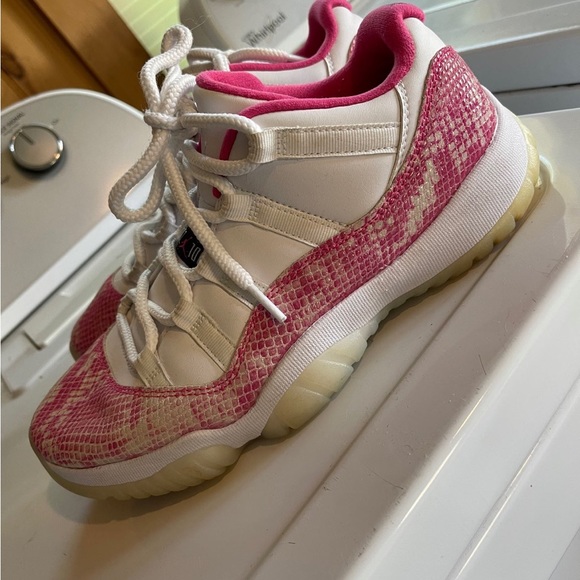 Hot pink Jordans - Picture 3 of 5